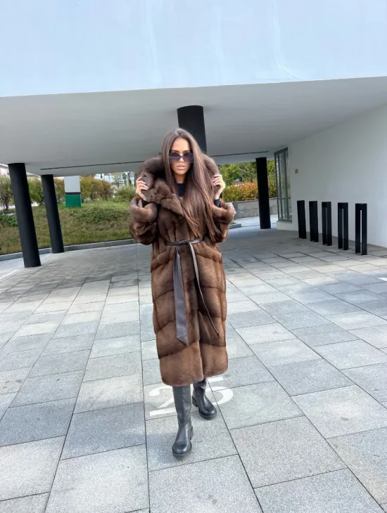 Шуба из аукционной норки NAFA MINK с капюшоном из меха куницы - фото 6