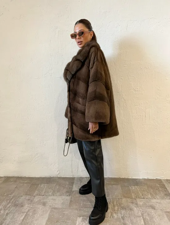 Короткая шуба в цвете соболь с воротником из меха куницы - фото 5