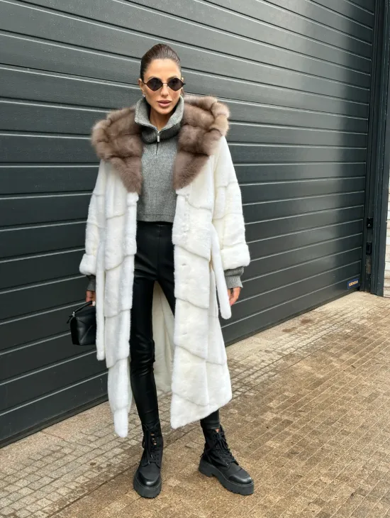 Белоснежная шуба из плюшевой норки VELVET с капюшоном из куницы - фото 8