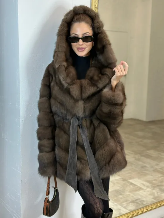 Шуба из меха куницы Dark с капюшоном - фото 0