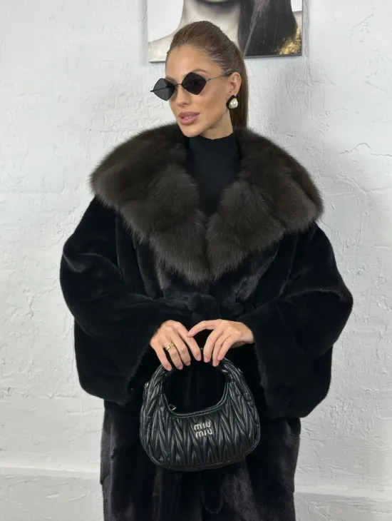 Эффектная шуба свободного силуэта с капюшоном куница - цвет инфинити - фото 3