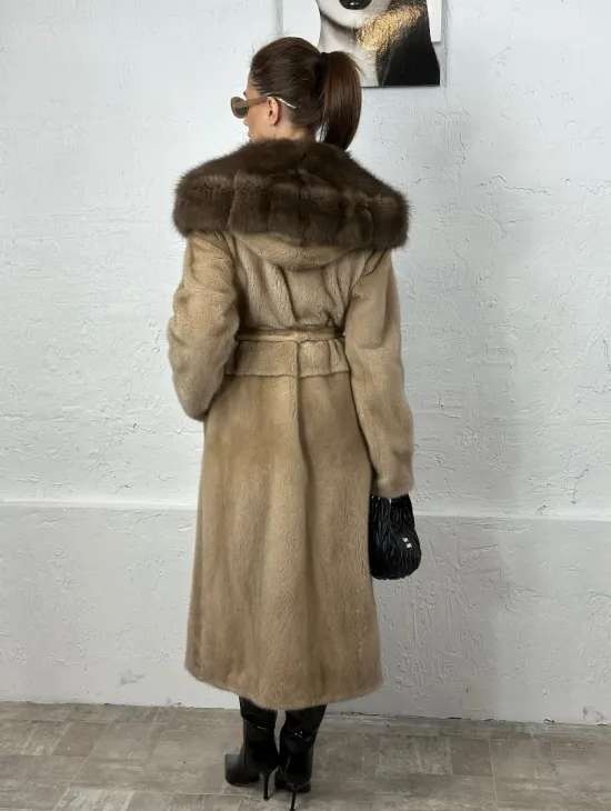 Песочная норковая шуба с капюшоном из куницы - фото 6