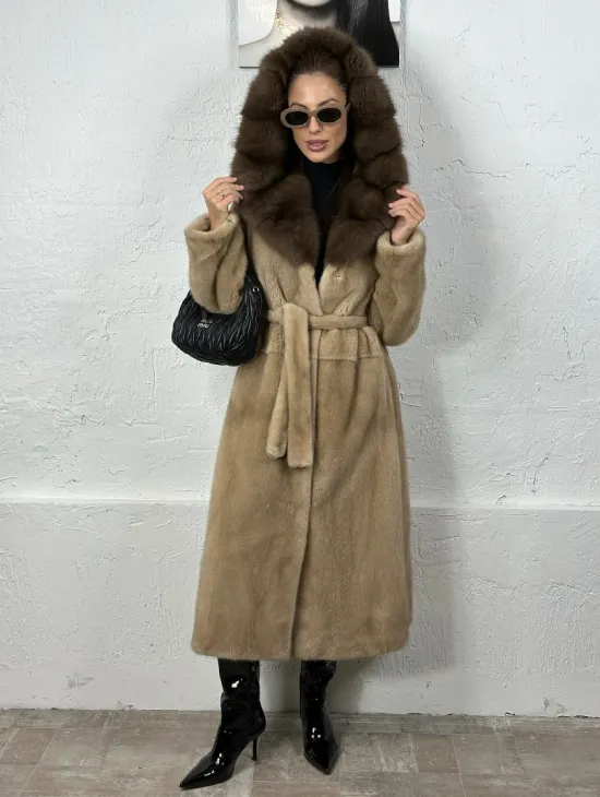 Песочная норковая шуба с капюшоном из куницы - фото 0