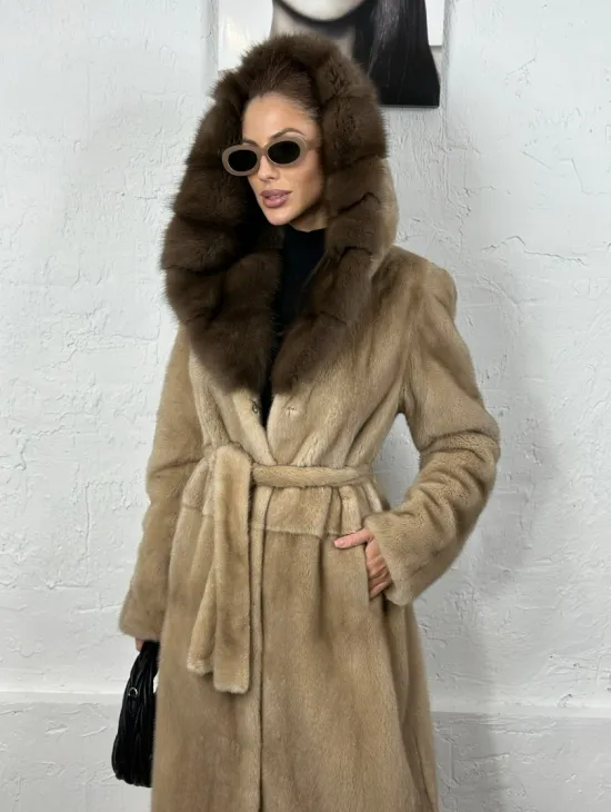 Песочная норковая шуба с капюшоном из куницы - фото 2