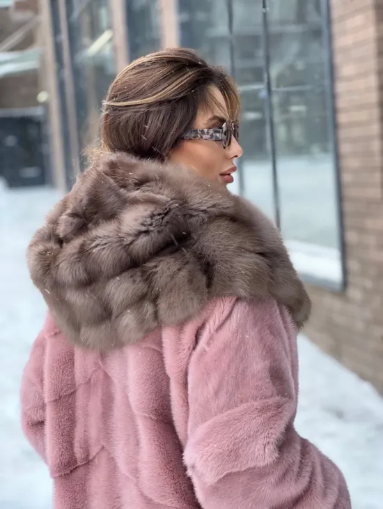 Длинная норковая шуба с капюшоном из меха куницы - цвет пудра - фото 1
