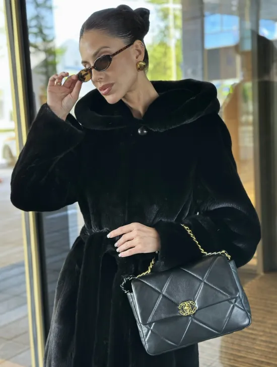 Удлиненная шуба из норки BLACKGLAMA с капюшоном - фото 1