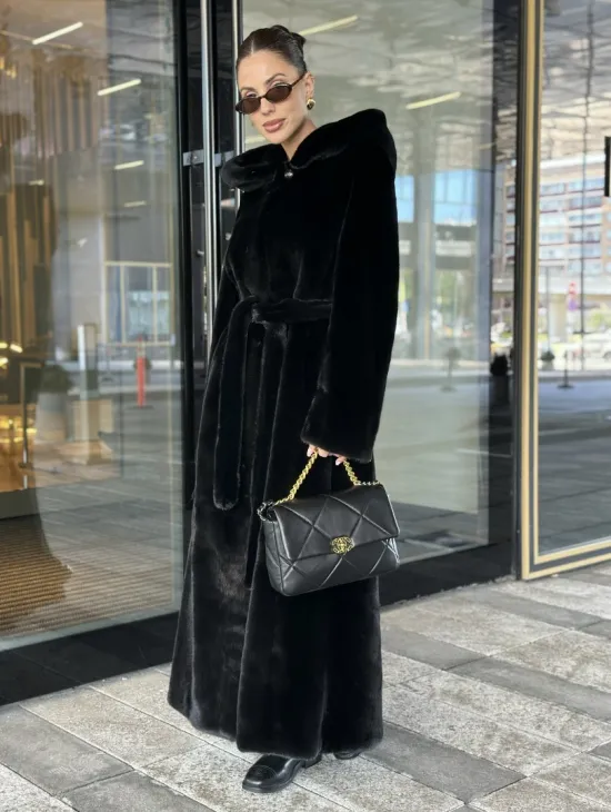 Удлиненная шуба из норки BLACKGLAMA с капюшоном - фото 5