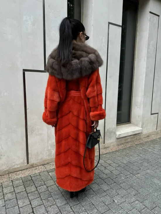 Шуба норковая с капюшоном из меха куницы в красном цвете - фото 10