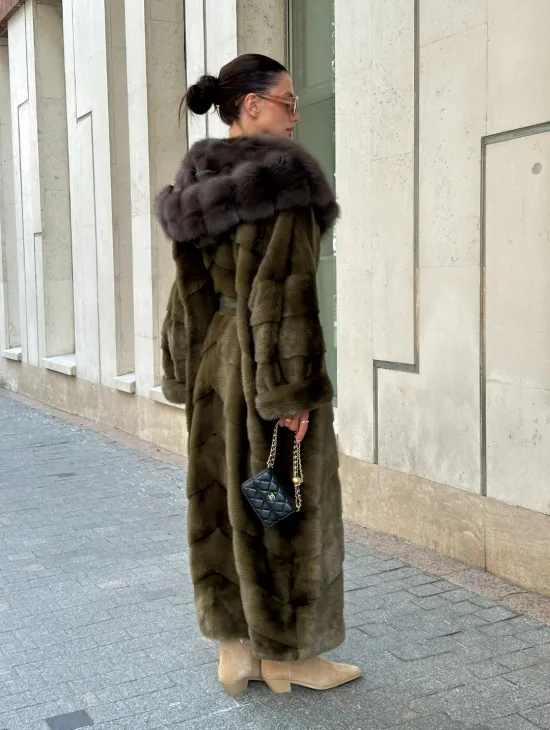 Норковая шуба зеленого цвета с капюшоном из меха куницы - фото 8