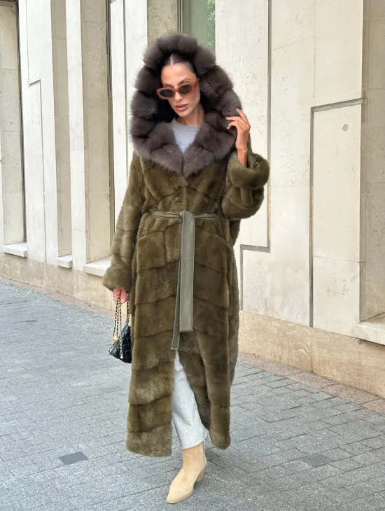 Норковая шуба зеленого цвета с капюшоном из меха куницы - фото 9