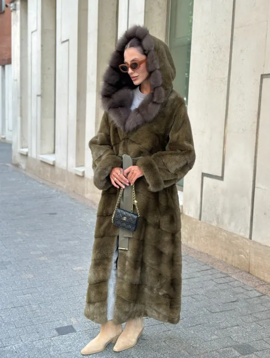 Норковая шуба зеленого цвета с капюшоном из меха куницы - фото 10